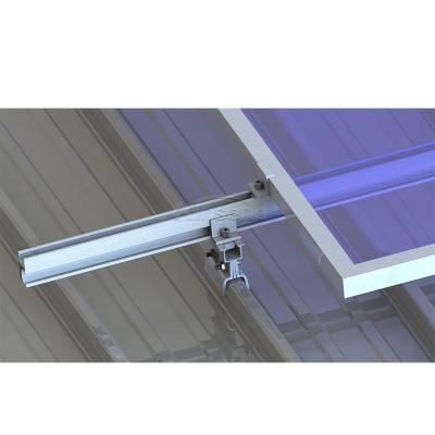 Montaje de techo de metal solar con costura alzada