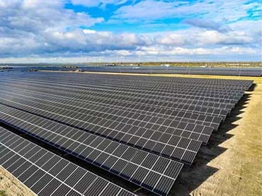 Instalación de sistema de montaje de panel solar fijo a tierra
