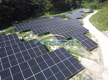 Estructura fotovoltaica terrestre con cimentación de hormigón
